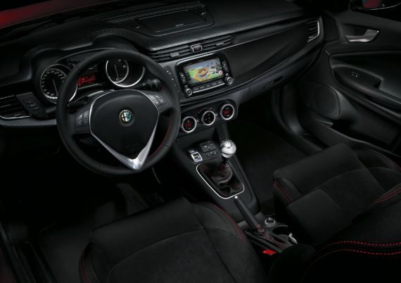 Interni in tessuto e Alcantara color carbonio con impunture rosse Giulietta Sprint