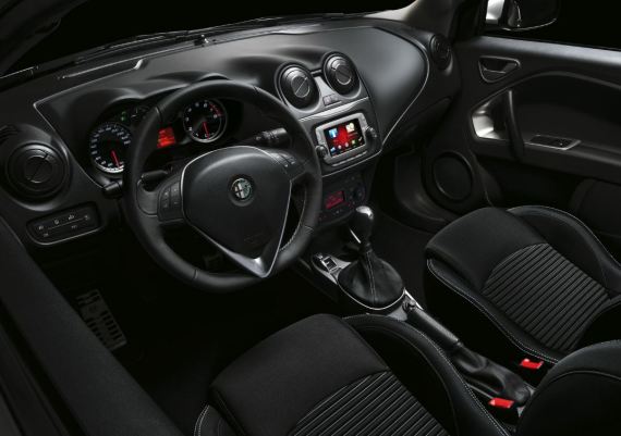 Plancia e Volante sportivo nuova Alfa Romeo Mito Junior