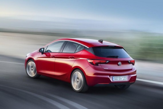 Nuova Opel Astra 2016 Foto Fiancata e Posteriore