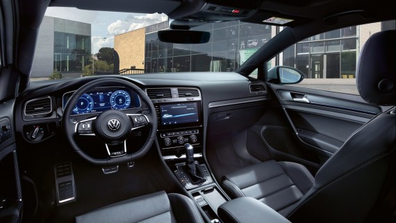 Interni nuova Volkswagen Golf GTE Plug in Hybrid 2017