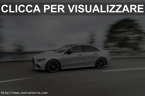 Foto fiancata Nuova mercedes classe a berlina 2018