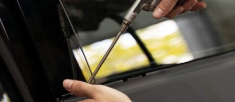 Riparazione parabrezza vs. sostituzione: Qual è l’intervento giusto per te?